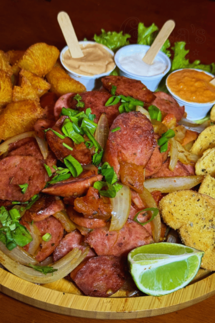 Calabresa acebolada c/ mandioca