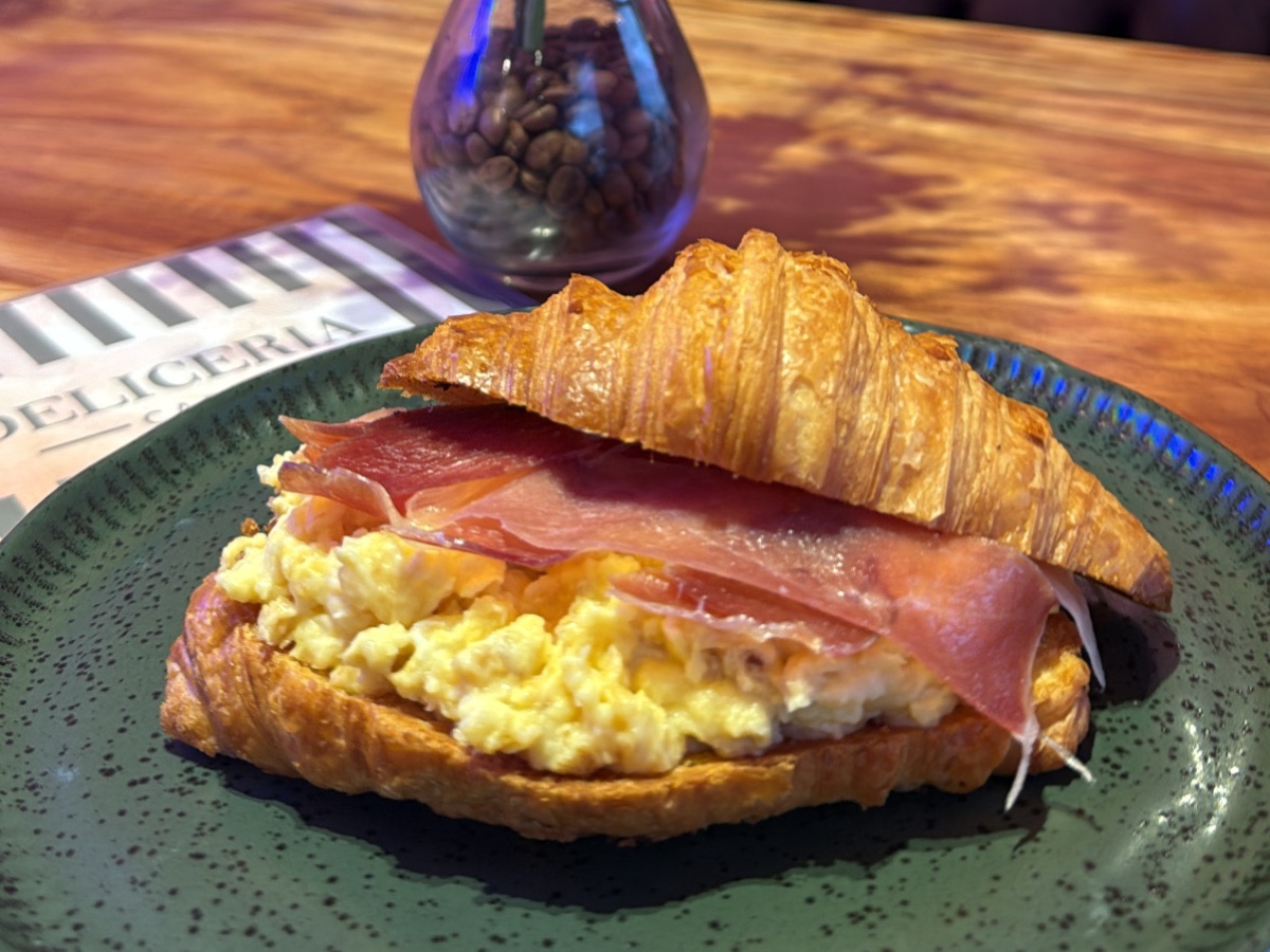 Croissant Ovos Mexidos com Parma