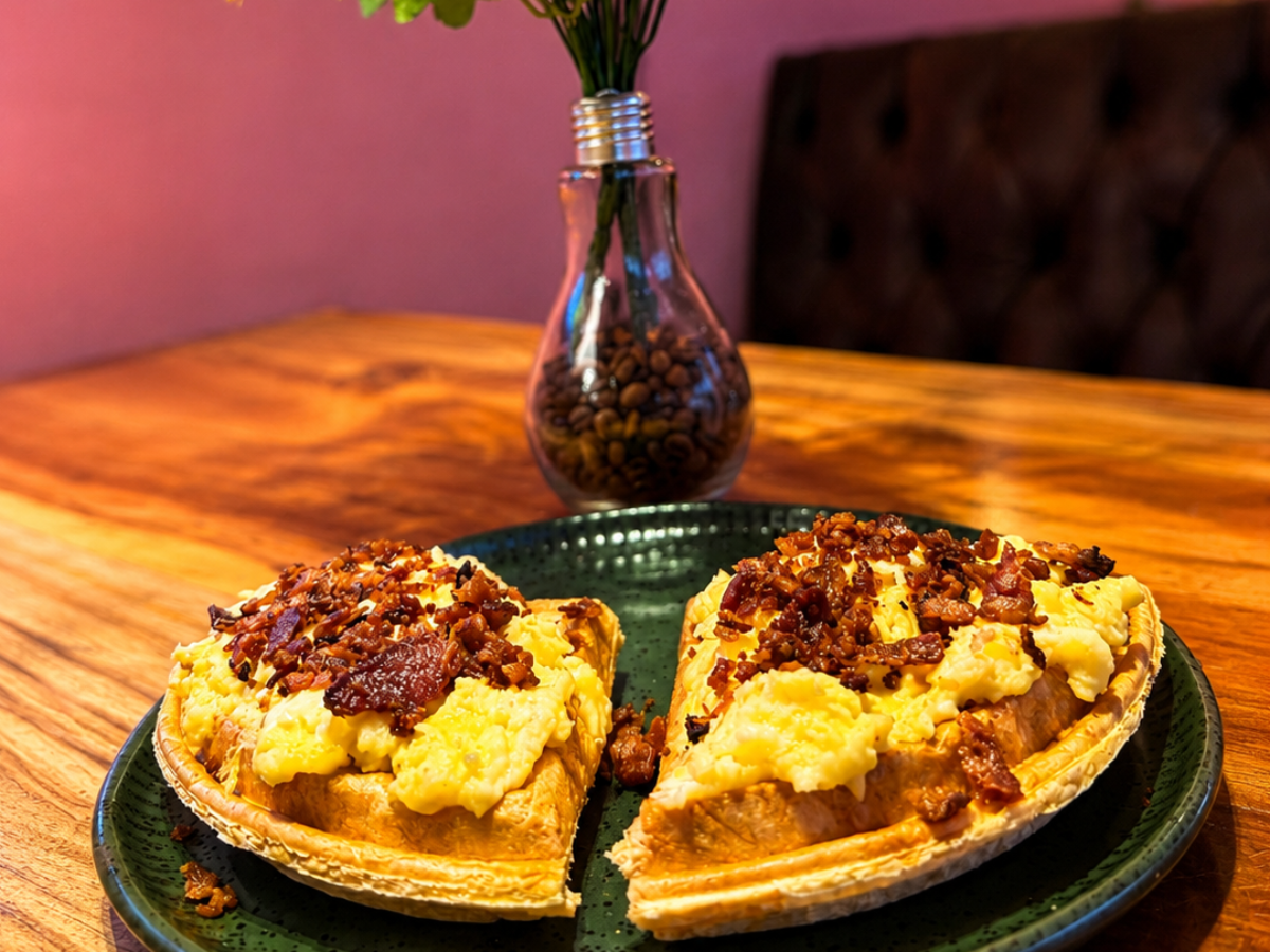 Waffle com Ovos Mexidos Cremosos e Bacon